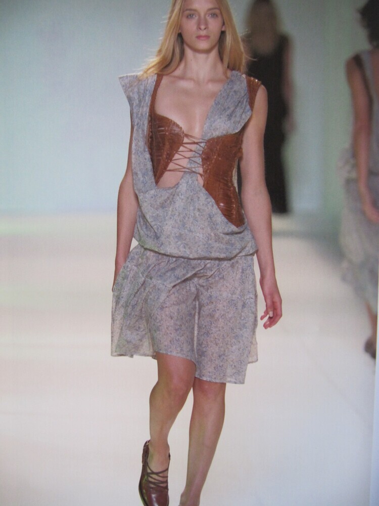 outfit uit de collectie Blindscape (lente-zomer 2005)